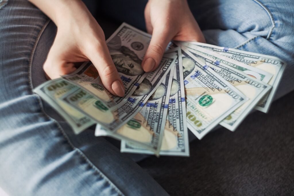 Trader refletindo sobre ego e humildade no mercado financeiro