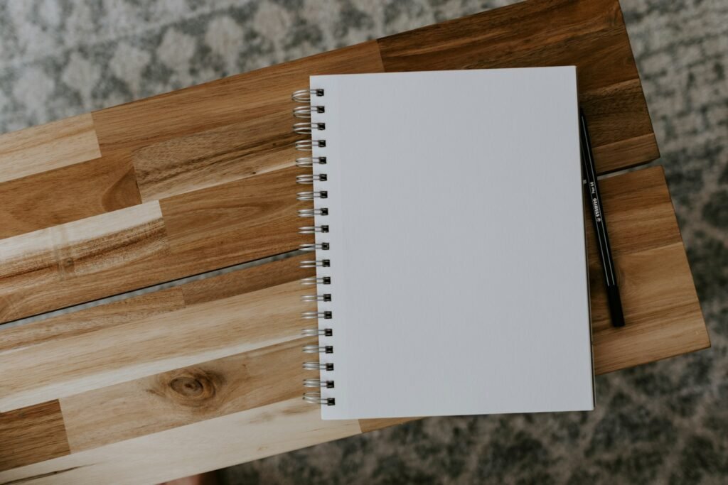 Caderno espiral em mesa de madeira