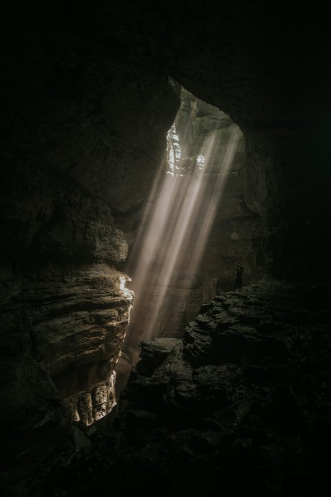 Feixe de luz em caverna escura