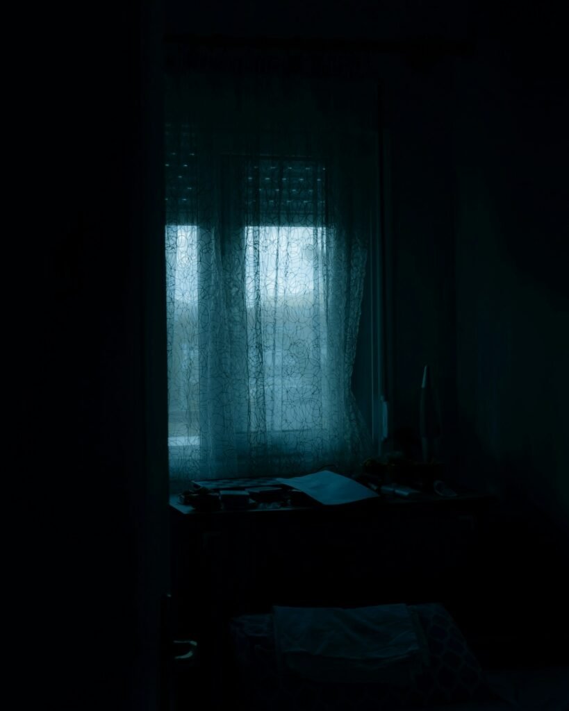 Janela com luz em quarto escuro