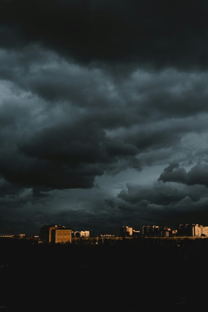 Nuvens escuras sobre horizonte da cidade