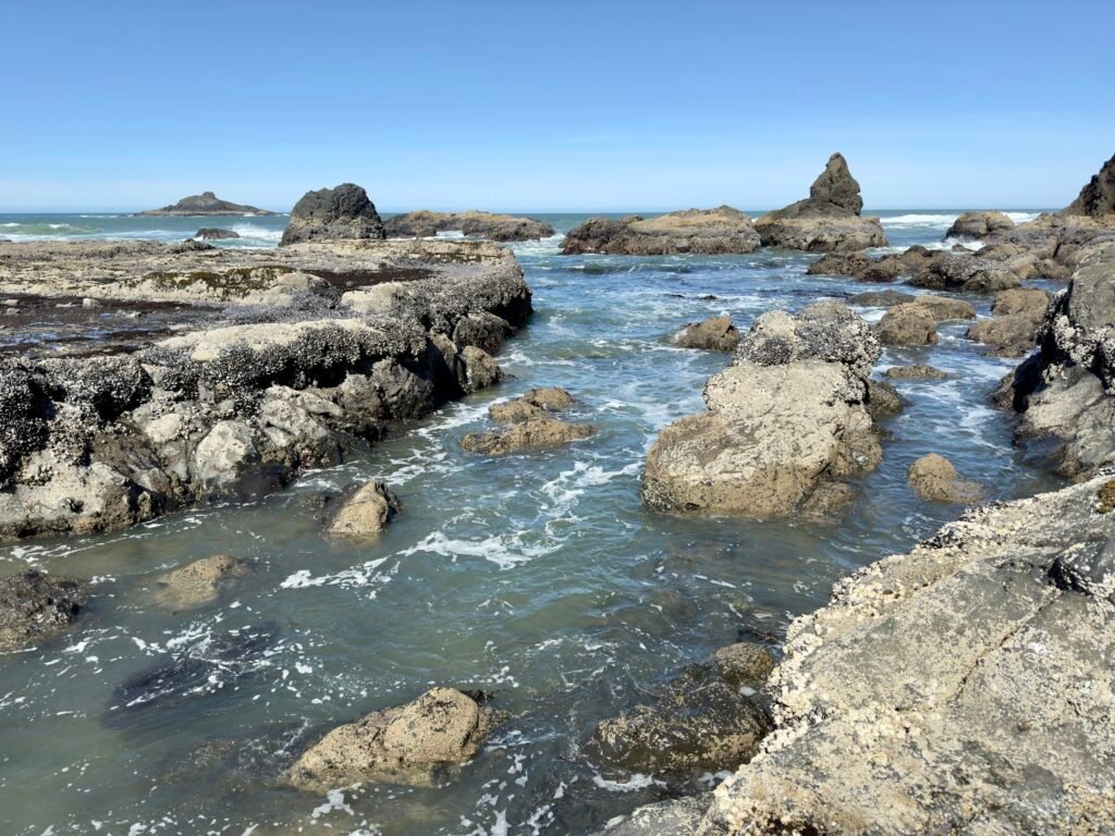 Rochas e maré no mar