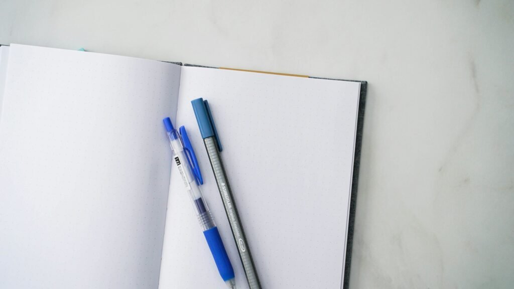 Caderno e caneta sobre a mesa