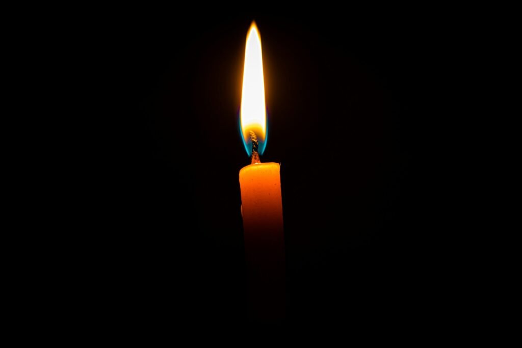 Chama de vela no escuro