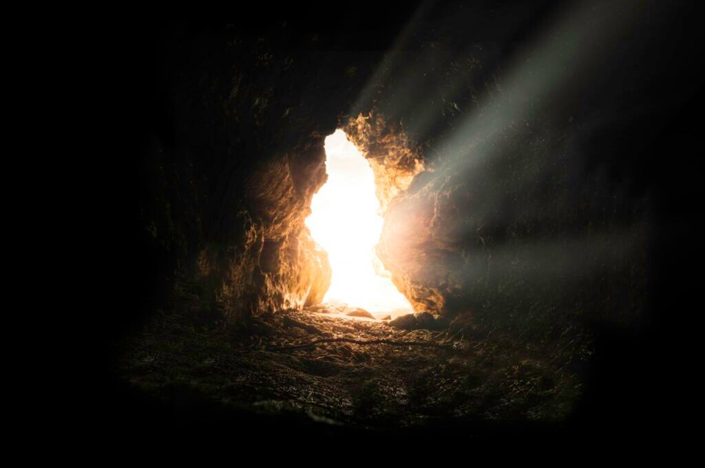 Feixe de luz na caverna