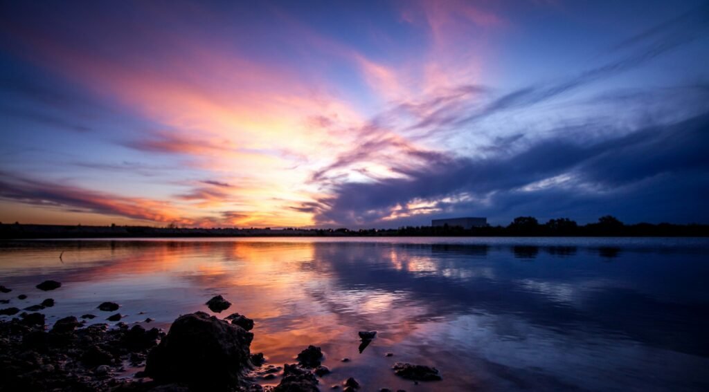Lago calmo ao amanhecer