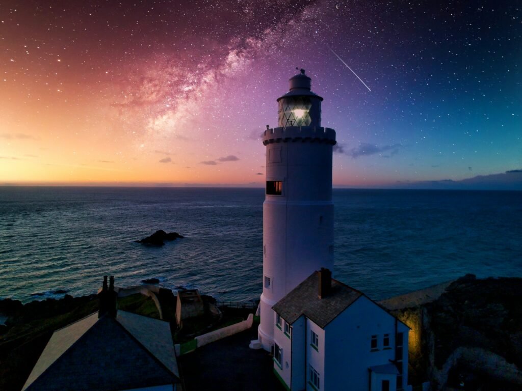 Farol à noite no mar