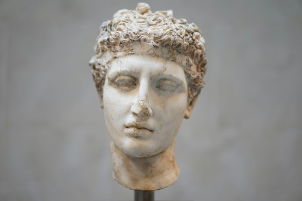 Estátua romana de mármore