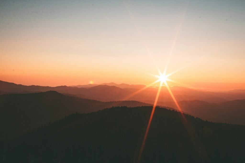 Amanhecer calmo na montanha